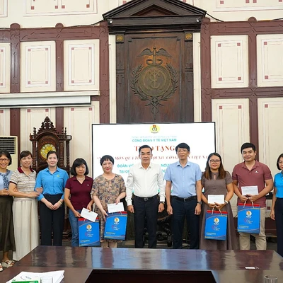 NHỮNG MÓN QUÀ ẤM ÁP TỪ CÔNG ĐOÀN VIỆT NAM ĐẾN ĐOÀN VIÊN MẮC BỆNH HIỂM NGHÈO TRƯỜNG ĐẠI HỌC DƯỢC HÀ NỘI